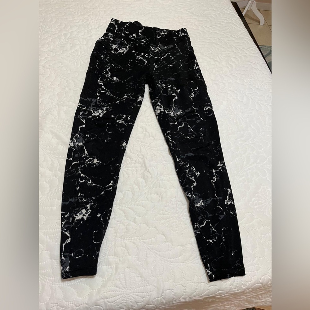 (18) POP Fit Black and White Leggings